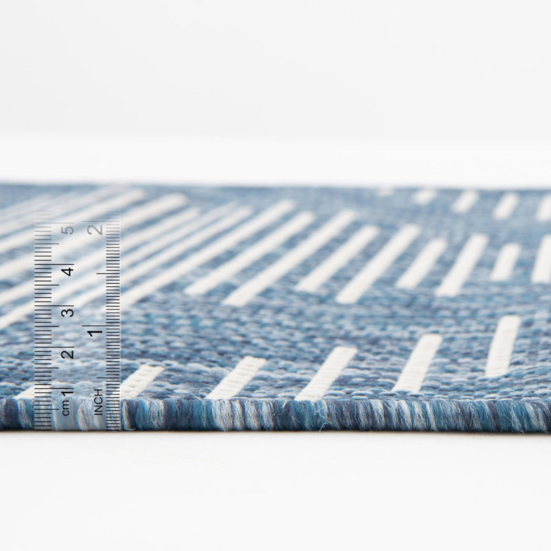 Tapis géométrique bleu en polypropylène tissé à la machine Wallington, Rond 3 pi 3 po