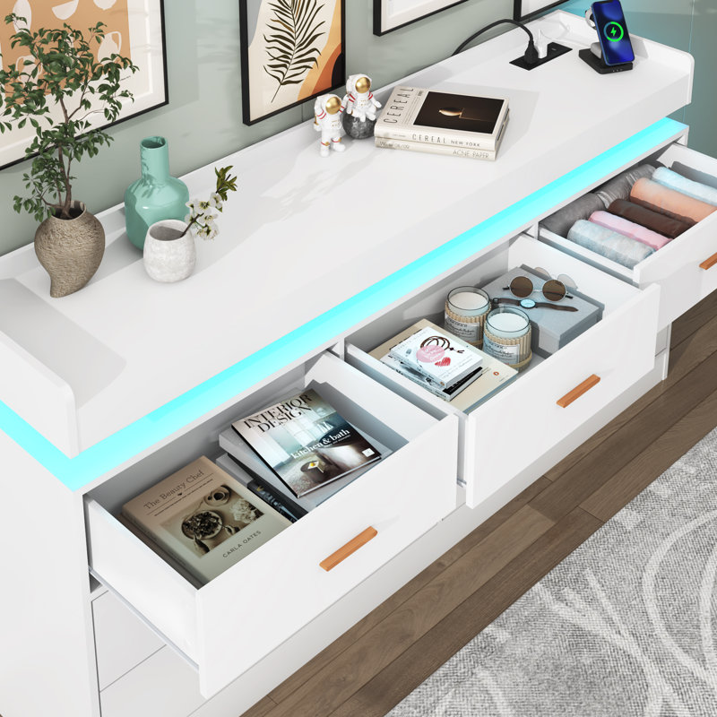 Commode 7 tiroirs 55,13 po avec lumière DEL, douilles, port de type C et port USB, Blanc