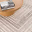 Tapis abstrait en polyester tissé à la machine en beige / brun-137384308