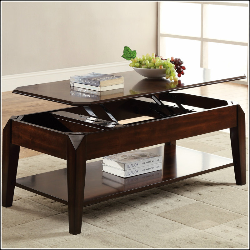 Table basse en noyer avec plateau relevable pour un rangement supplémentaire et une esthétique moderne, parfaite pour organiser et décorer votre salon.