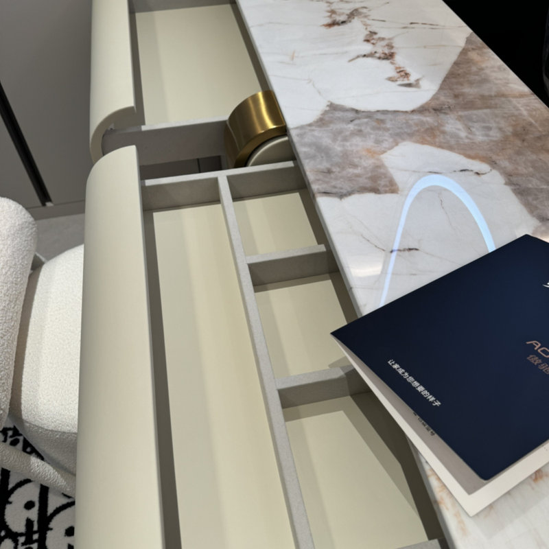 Coiffeuse simple et luxueuse