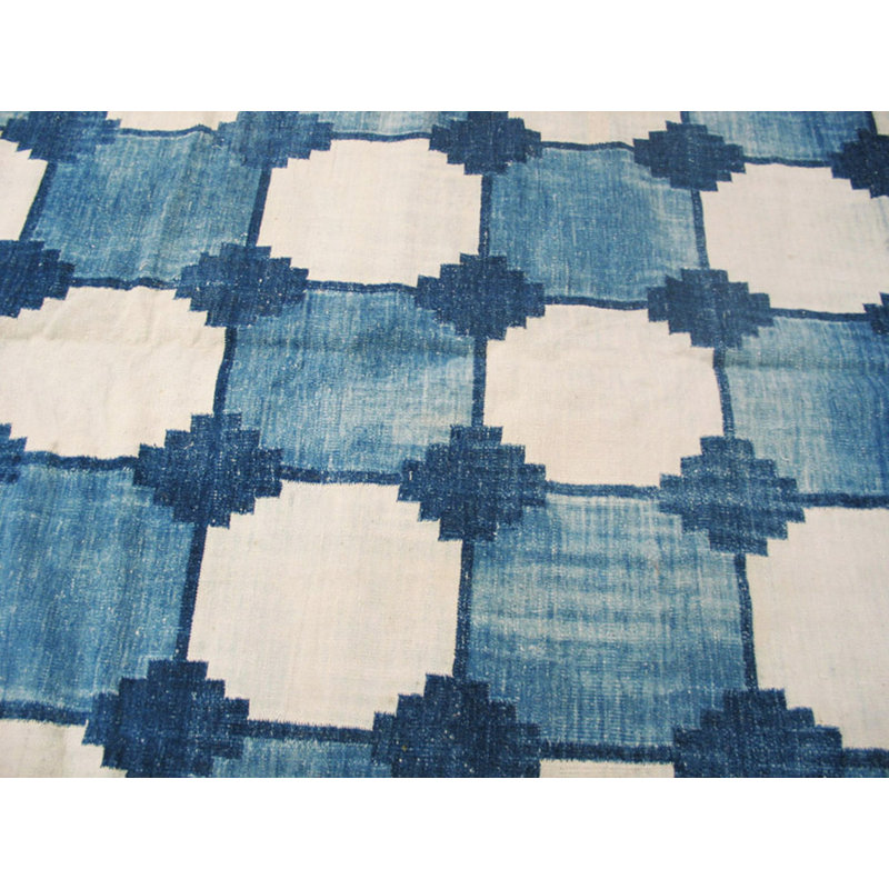 Grand tapis tissé à plat à motif géométrique blanc et bleu Mid Dhurrie