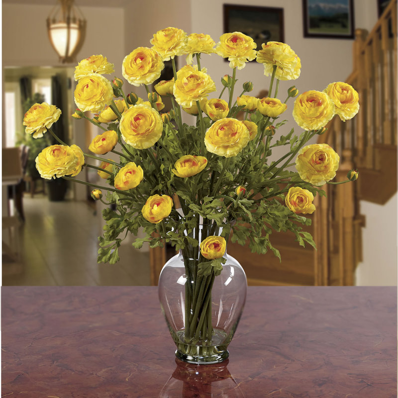 Arrangement floral de renoncule dans un vase