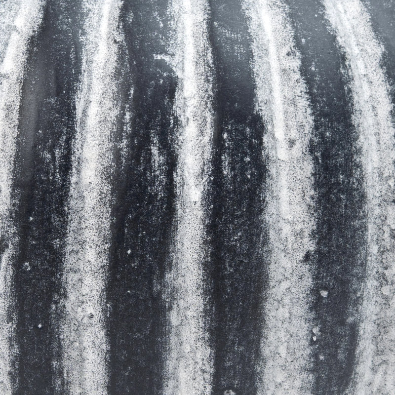 Vase en terre cuite fait à la main avec forme arrondie et détails côtelés, Noir / blanc