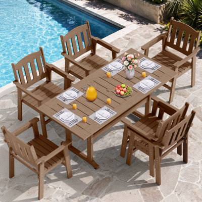 Ensemble de salle à manger d'extérieur 7 pièces en PEHD avec chaises empilables, table rectangulaire 6 places avec trou pour parasol, mobilier résistant aux intempéries pour terrasse et jardin.