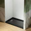 Panneaux muraux de douche WOODBRIDGE en surface solide, 3 pièces, à coller, dimensions : 152,4 cm (L) x 91,4 cm (P) x 190,5 cm (H). Ajustables, installation rapide, épaisseur : 3,5 mm, blanc mat, joint gris foncé, motif de carreaux texturés, WWH-603675-S-M-135966732