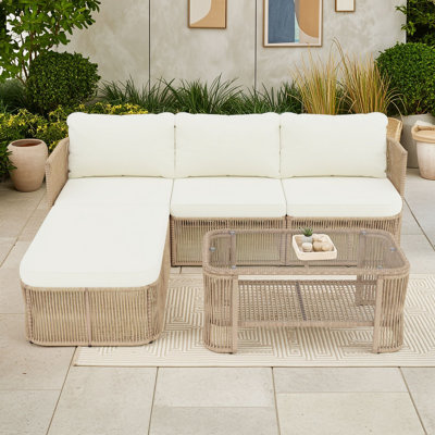 Ensemble canapé d'angle de jardin en rotin en PE avec structure en fer, coussins, table basse en verre et tablette de rangement
