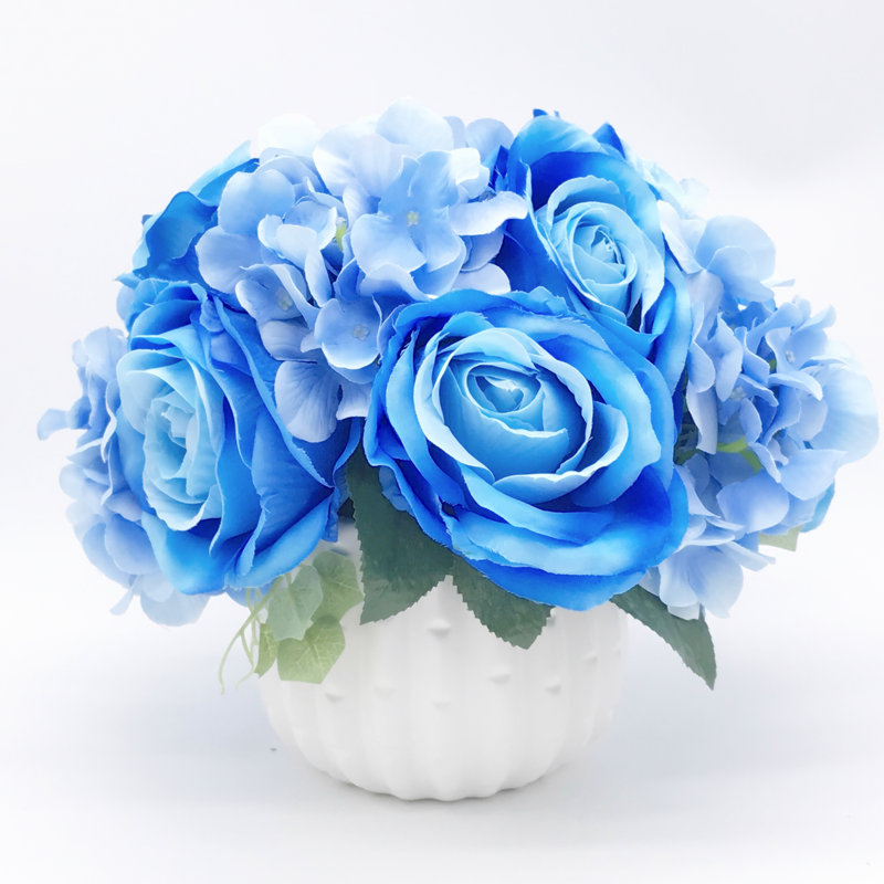 Agencements de fleurs mélangées artificielles en vase, Bleu