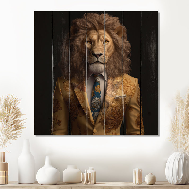 Cristien, lion jaune en costume sur bois, H 15 po x l 15 po x P 0,78 po