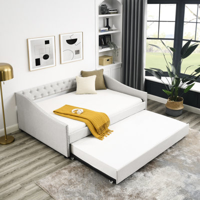 Lit de jour rembourré avec lit gigogne simple, beige, bouton arrière, clous en cuivre avec accoudoirs robustes, structure pleine grandeur