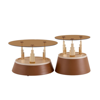 Ensemble de tables basses gigognes brunes et dorées d'inspiration luxueuse. Ensemble de tables basses à deux niveaux avec verre trempé teinté au thé. Table basse ronde de salon, ensemble de deux pièces.