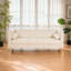 Canapé 3 places de luxe en similicuir blanc crème avec capitonnage à boutons et pieds en métal doré, parfait pour les espaces de vie modernes