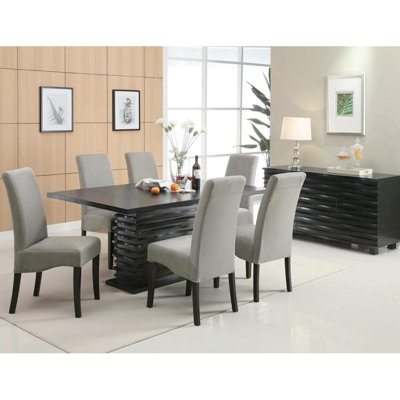 2 chaises de salle à manger grises et noires, revêtement en velours, dossier évasé, profondeur d'assise de 17,5 po, élégant pour un usage en chambre sur 2, velours noir, dossier, chic
