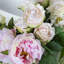 Arrangement floral de pivoine rose dans un vase en verre