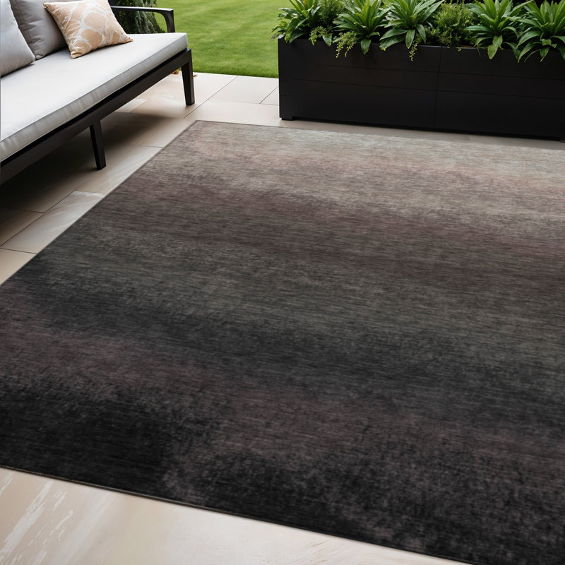 Tapis intérieur / extérieur dégradé noir et argenté 5 pi x 8 pi