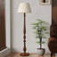 Beige-blanc + coton et lin brun clair + lampes sur pied de forme libre en bois massif