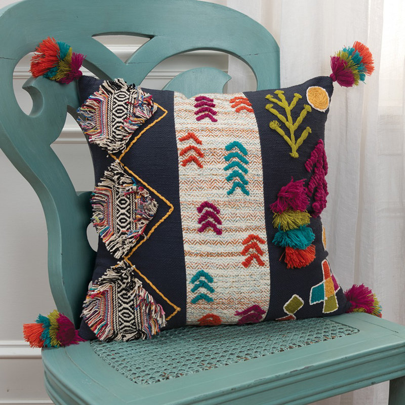 Coussin décoratif bleu marine à motifs tribaux brodés