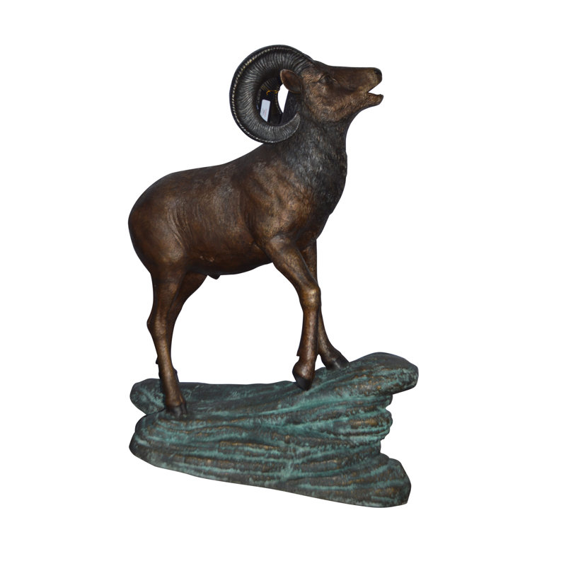 Statue de taille réelle en forme de bélier debout debout sur un rocher, taille de L 38 po x l 19 po x H 45 po.