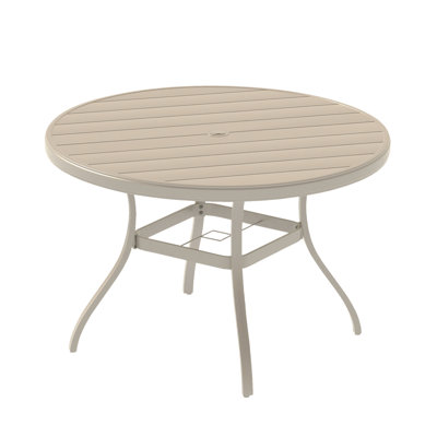 Table de jardin ronde tout temps pour 6 ou 7 personnes, en métal avec trou pour parasol, revêtement en poudre antirouille, pieds courbés pour un style et un équilibre harmonieux, aspect poli à la main, dimensions 133 cm (52,35 po), couleurs pour terrasse