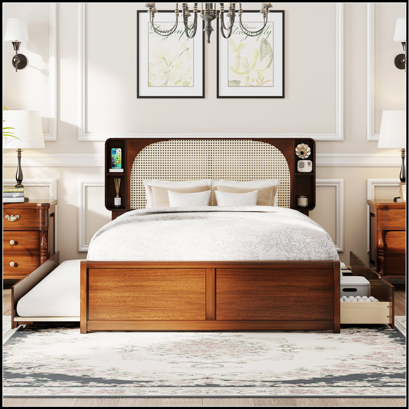 Tête de lit en rotin avec deux tiroirs et un lit gigogne, parfait pour le rangement et l'espace de couchage supplémentaire dans n'importe quelle chambre à coucher.