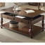 Table basse à plateau relevable en noyer avec charme traditionnel et tablette ouverte de rangement supplémentaire pour l'organisation du salon