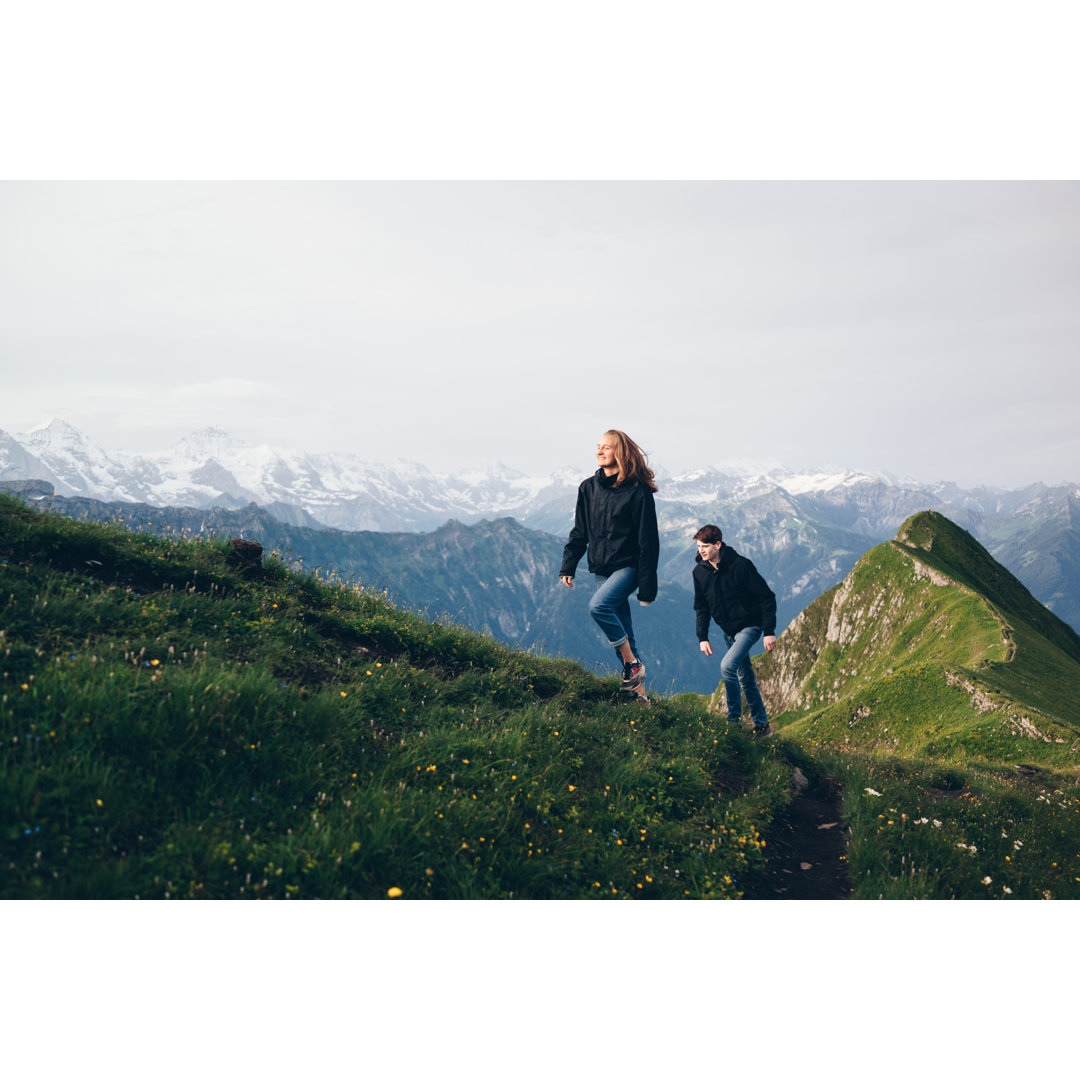 Friends Hike Up Mountain Ridge In The Morning von AscentXmedia - Kunstdrucke ohne Rahmen auf Leinwand