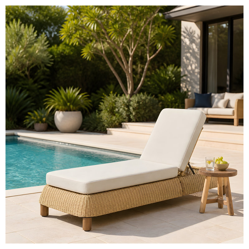 Chaise longue d'extérieur réglable en résine tressée avec coussin beige, fauteuil inclinable de style rotin naturel pour terrasse et piscine.