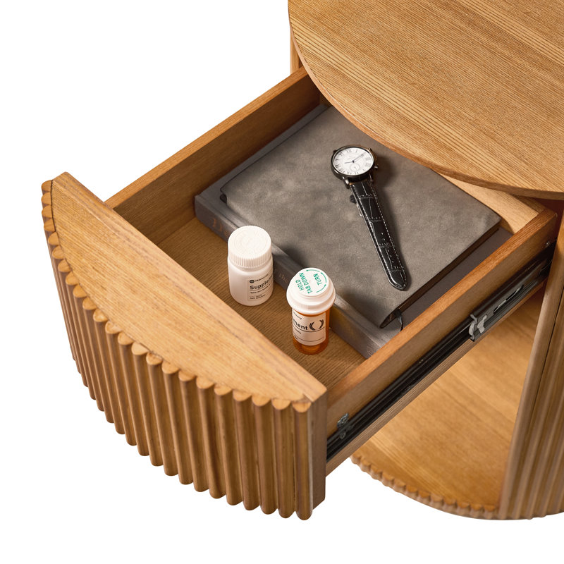 Table de bout ronde cannelée moderne de 20 po avec rangement Kaybri, Chêne