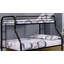 Lit simple superposé au dessus d'un lit double en métal de style contemporain avec échelle en angle-768988522