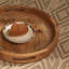 Plateau rond en bois fait à la main Chato, parfait pour le service élégant et la décoration intérieure