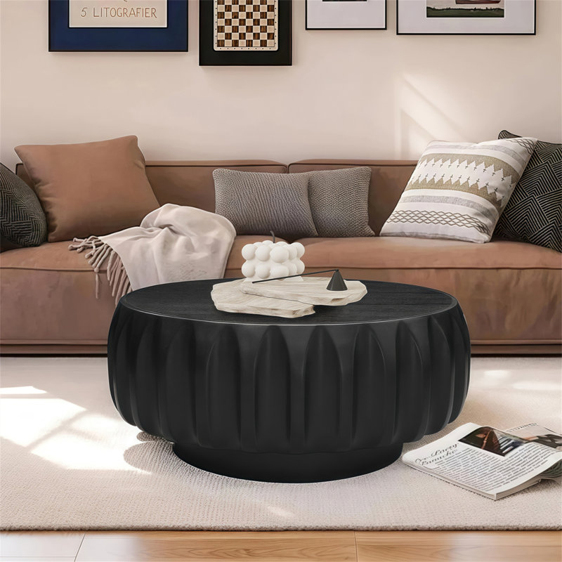Table basse ronde en bois massif sculpté au design sculptural élégant