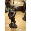Garçon donnant une statue de cochon