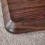 Table basse rectangulaire moderne en bois de noyer foncé avec motif d'autocollants moderne. Ajoutez une atmosphère calme et confortable à votre maison. Table basse en MDF, noyer, autocollant texturé brun foncé, table d'appoint.