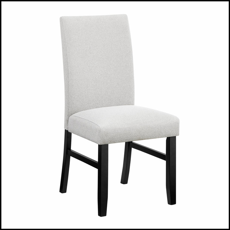2 chaises de salle à manger rembourrées gris clair avec tons neutres doux et pieds en bois pour les intérieurs modernes