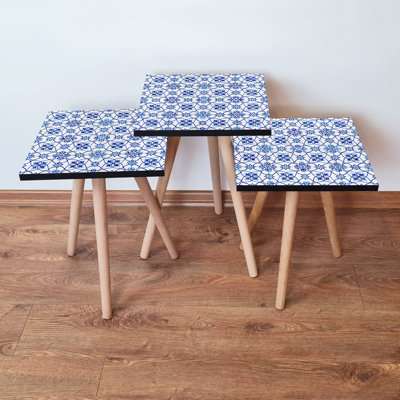 Ensemble de 3 tables gigognes Modernes, bleu marine et blanc, 13,8 po x 20,5 po x 13,8 po | 100% panneau de fibres à densité moyenne avec pieds en bois de hêtre, épaisseur: 0,7 pouce | Conception géométrique élégante pour le salon et le bureau personnel, solution peu encombrante