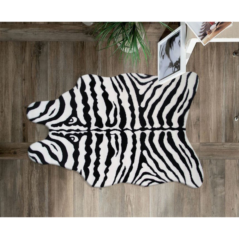 Tapis noir / blanc en polyester tissé à la machine Novelty, Nouveauté 4 pi 11 po x 7 pi 7 po