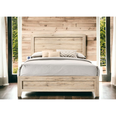Grand lit naturel pour une ambiance de chambre à coucher tranquille avec tête de lit à panneau et mécanisme de glissière en métal