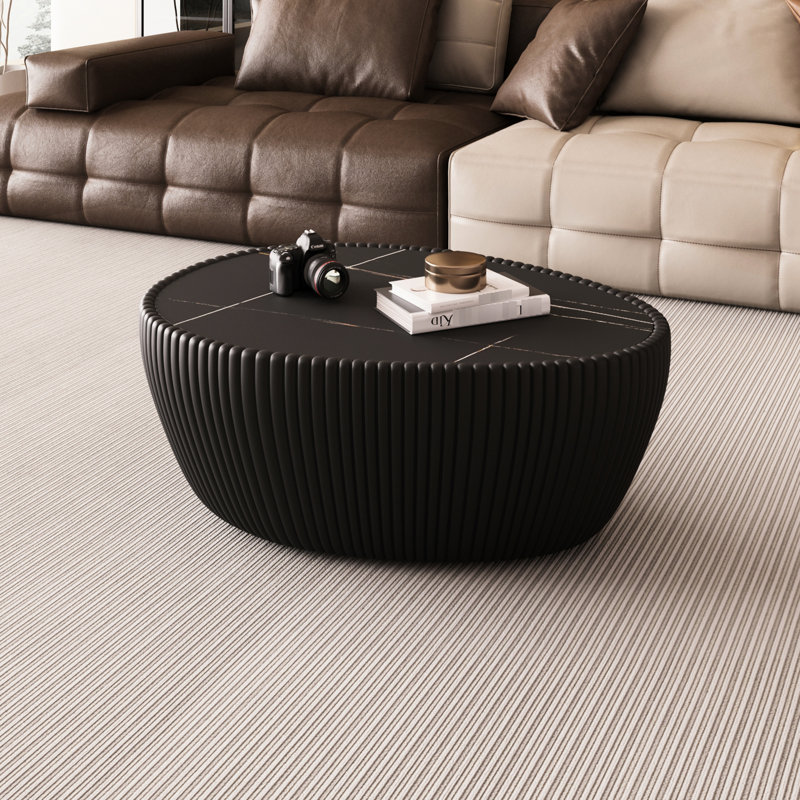 Table basse en cuir avec plateau en pierre frittée noire, forme d'œuf d'oie, structure stable, idéale comme table de chevet dans la chambre. Textures de bureau modernes et uniques, convient également comme table d'appoint dans le salon.