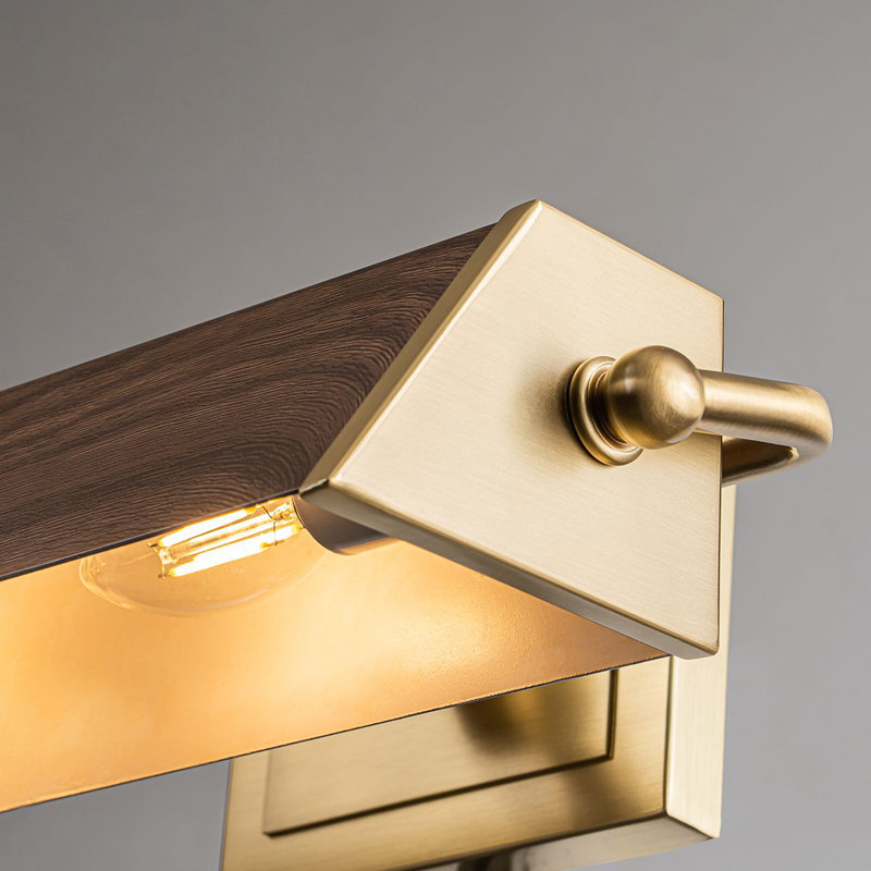 Cade Medium Picture Light