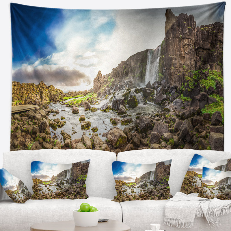 Chute d'eau rocheuse dans les montagnes islande tapisserie Landscape, H 32 po x l 39 po