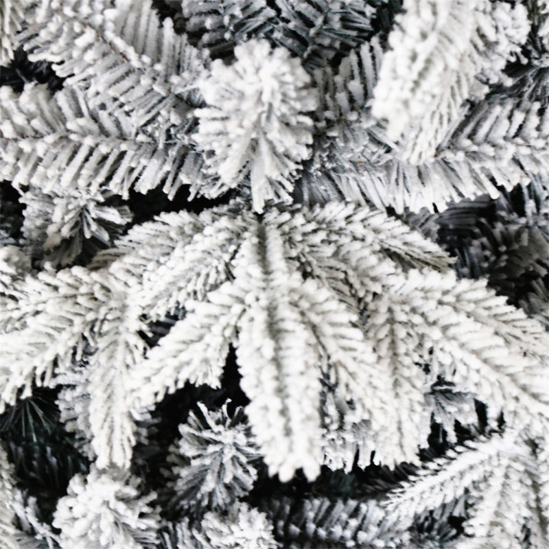Arbre de Noël articulé enneigé avec des pointes réalistes