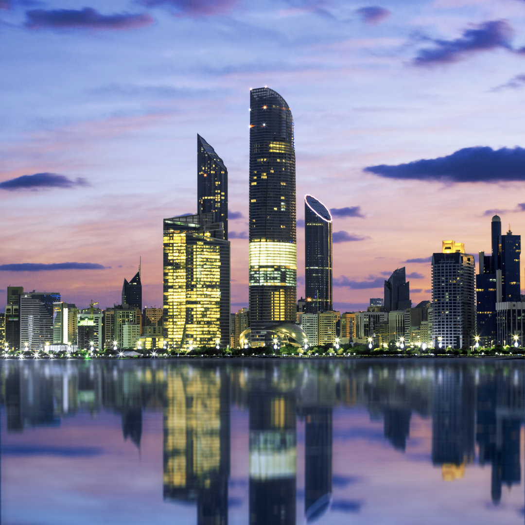 Abu Dhabi bei Sonnenuntergang von Vwalakte - Wrapped Canvas Photograph