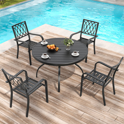 Ensemble de salle à manger d'extérieur 5 pièces 5 pièces, table ronde à lattes grain de bois 47 po avec trou pour parasol + 4 chaises empilables en métal (capacité de 350 lb), conception antirouille et respirante, assemblage en 30 minutes, patio, jardin, balcon