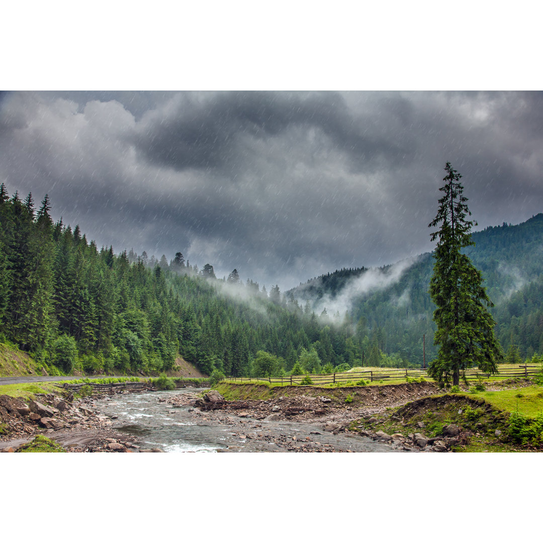 Regensturm in den Bergen