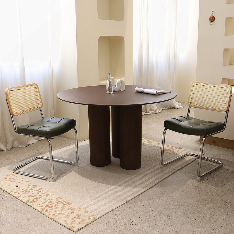 Ensemble de deux chaises de salle à manger avec dossier en rotin et pieds chromés, design moderne Mid-Century pour les espaces de salle à manger et de vie