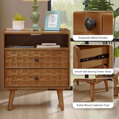 Table de chevet avec poste de recharge, table de chevet à 2 tiroirs avec tablette, façades de tiroirs géométriques, rangement ouvert, chargement USB et secteur, et pieds en bois massif pour un confort au quotidien.