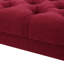 Élégant banc en tissu rouge avec un capitonnage exquis et un revêtement lisse d'un design élégant