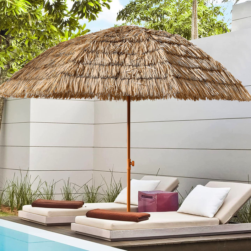 Parasol de patio en demi-cercle brun de 8 pi avec fonction d'inclinaison pour le suivi du soleil dans la cour hawaïenne, rétractable manuellement