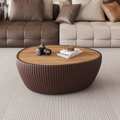 Table basse moderne en cuir avec œufs d'oie pour salon avec plateau en marbre et fond en laiton, idéale pour les espaces variés