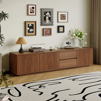 Meuble télé 78 po Mid-Century moderne avec portes cannelées, centre de divertissement en noyer avec armoires et tiroirs, console de télévision à profil bas pour téléviseur de 85 po ou moins